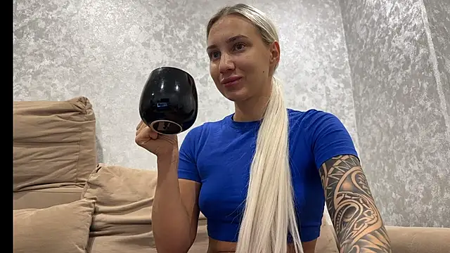 Snapshot of AnneBall chatting on October 17, 12:52 pm AnneBall online show from October 17, 12:52 pm