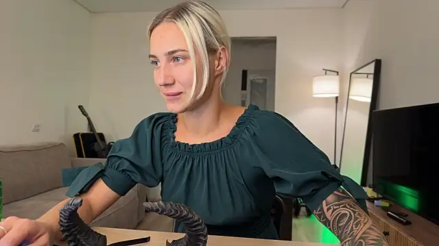 Snapshot of AnneBall chatting on October 31, 3:24 pm AnneBall online show from October 31, 3:24 pm