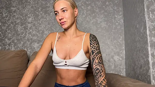 Snapshot of AnneBall chatting on November 10, 6:01 am AnneBall online show from November 10, 6:01 am