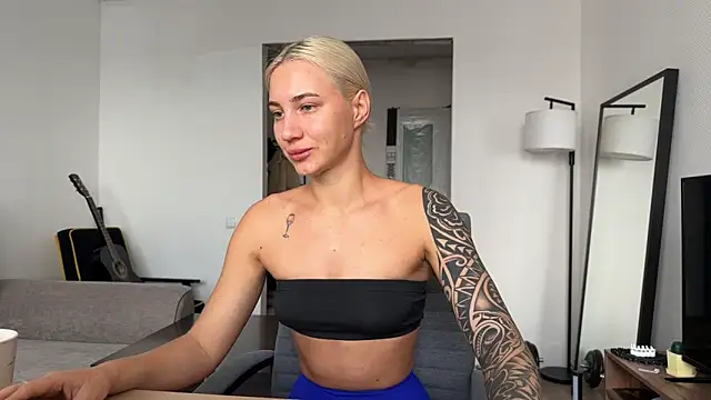 Snapshot of AnneBall chatting on November 20, 8:25 am AnneBall online show from November 20, 8:25 am