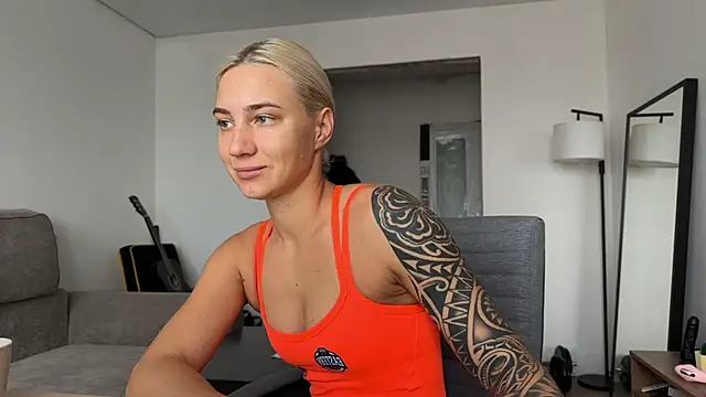 Snapshot of AnneBall chatting on December 1, 7:24 am AnneBall online show from December 1, 7:24 am