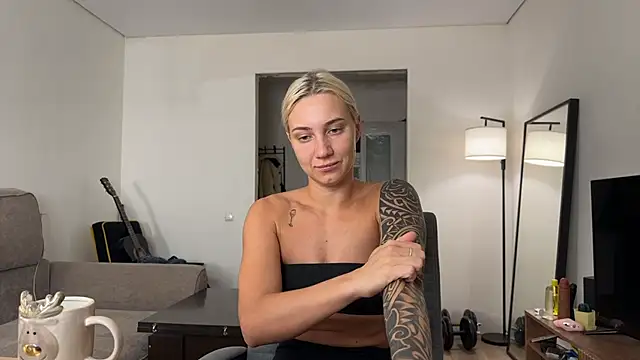 Snapshot of AnneBall chatting on December 5, 5:05 am AnneBall online show from December 5, 5:05 am