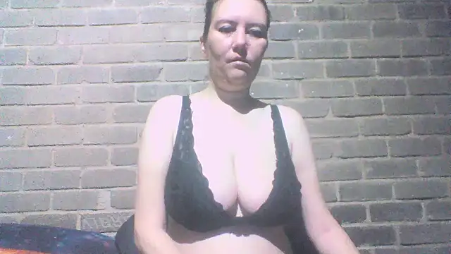 EksJouneMwah online show from November 18, 7:13 am