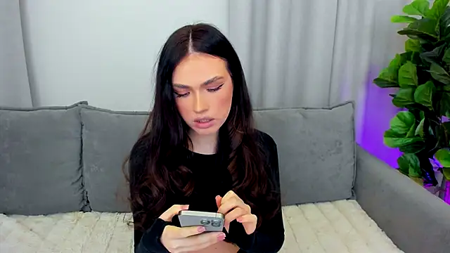 Snapshot of sexyangeloux chatting on December 15, 1:10 am sexyangeloux online show from December 15, 1:10 am