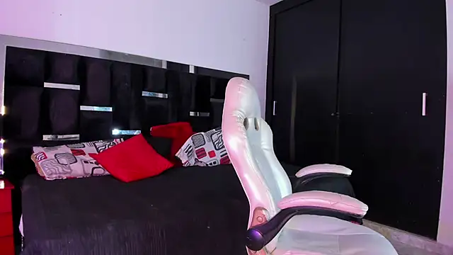 Snapshot of Tasha_Sant chatting on November 4, 8:19 pm Tasha Sant online show from November 4, 8:19 pm