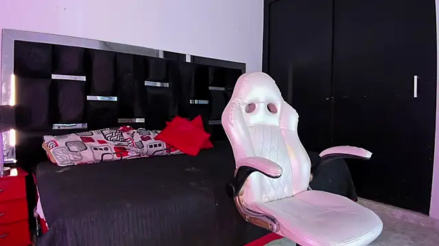 Snapshot of Tasha_Sant chatting on November 5, 7:58 pm Tasha Sant online show from November 5, 7:58 pm