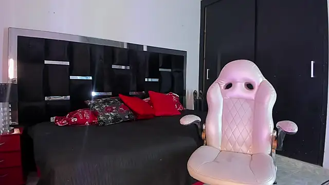 Snapshot of Tasha_Sant chatting on November 10, 8:30 pm Tasha Sant online show from November 10, 8:30 pm