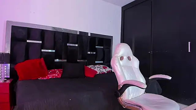 Snapshot of Tasha_Sant chatting on November 15, 8:16 pm Tasha Sant online show from November 15, 8:16 pm