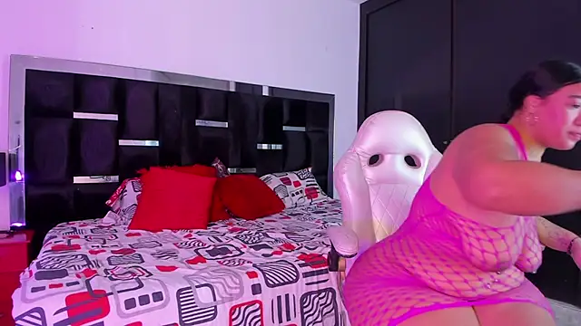 Snapshot of Tasha_Sant chatting on November 19, 8:31 pm Tasha Sant online show from November 19, 8:31 pm