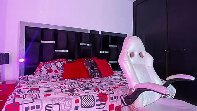 Snapshot of Tasha_Sant chatting on November 25, 8:20 pm Tasha Sant online show from November 25, 8:20 pm