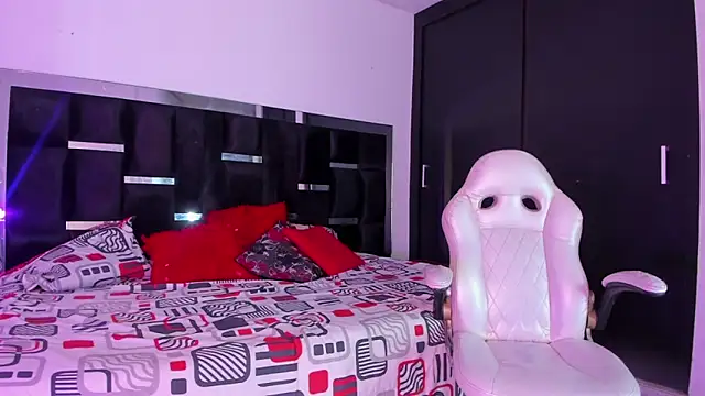 Snapshot of Tasha_Sant chatting on November 26, 12:39 pm Tasha Sant online show from November 26, 12:39 pm