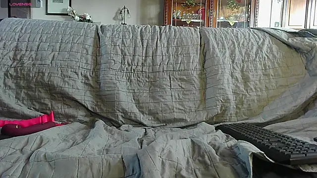 Snapshot of LauraMonolo chatting on June 5, 6:52 am LauraMonolo online show from June 5, 6:52 am