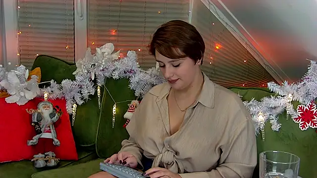 Snapshot of MaryMurray chatting on December 13, 12:53 am MaryMurray online show from December 13, 12:53 am