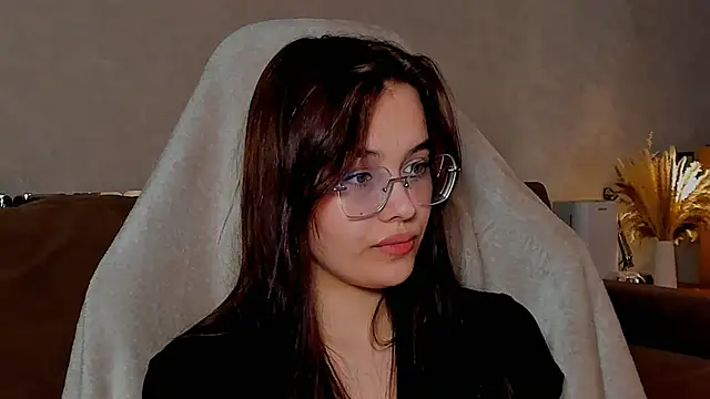 Snapshot of _Sweetie_ chatting on April 13, 1:49 pm Sweetie online show from April 13, 1:49 pm
