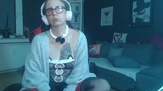 Snapshot of EiskalterEngel74 chatting on December 7, 10:50 pm EiskalterEngel74 online show from December 7, 10:50 pm