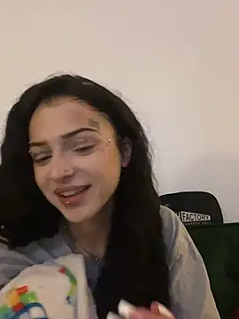 exoticmisfitt online show from April 9, 6:30 am