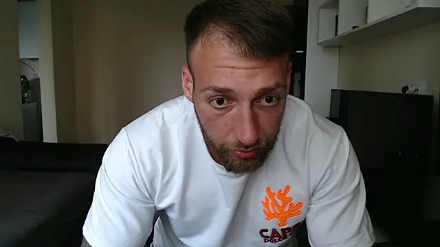 Snapshot of Alusca chatting on May 31, 9:16 am Alusca online show from May 31, 9:16 am