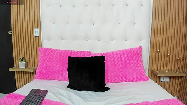 Snapshot of MartinaWestt chatting on July 1, 1:07 am MartinaWestt online show from July 1, 1:07 am