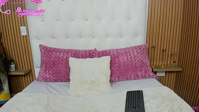 Snapshot of MartinaWestt chatting on July 4, 1:12 am MartinaWestt online show from July 4, 1:12 am