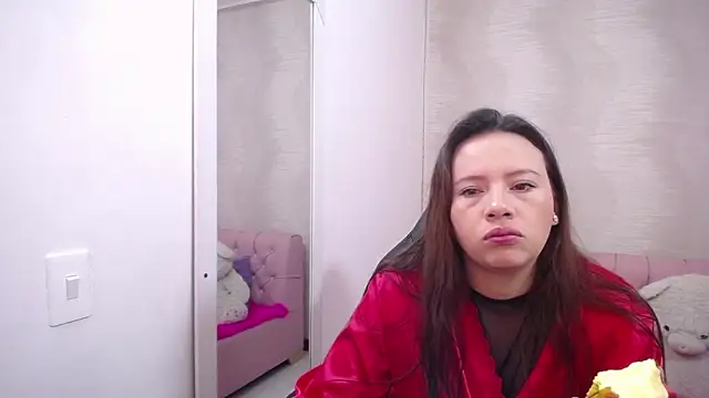 Snapshot of lauraguzman chatting on March 20, 1:24 am lauraguzman online show from March 20, 1:24 am