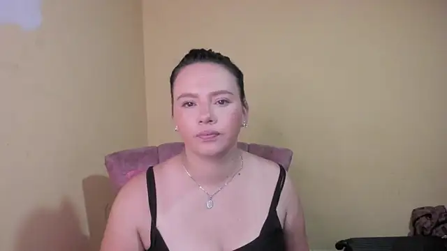 lauraguzman online show from June 3, 2:58 am