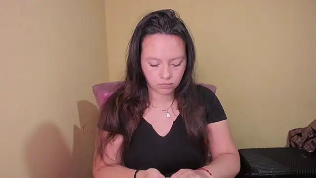 lauraguzman online show from June 17, 3:09 am