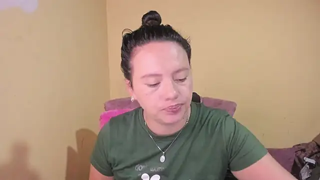 lauraguzman online show from June 26, 3:44 am