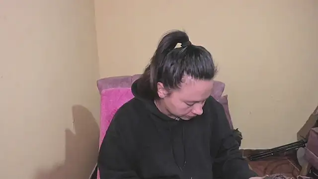 lauraguzman online show from July 3, 2:51 am