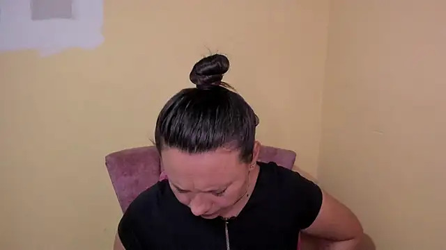 lauraguzman online show from July 17, 3:24 am