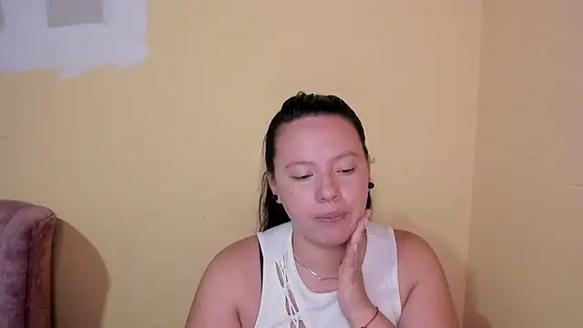 lauraguzman online show from July 29, 3:04 am