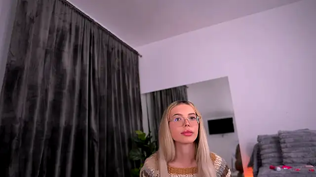 Snapshot of KylieJoyce chatting on October 15, 8:09 pm KylieJoyce online show from October 15, 8:09 pm