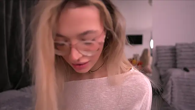 Snapshot of KylieJoyce chatting on November 19, 9:48 pm KylieJoyce online show from November 19, 9:48 pm