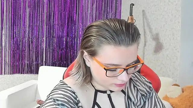 Snapshot of Seductive_She_Wolf chatting on February 8, 8:10 pm Seductive She Wolf online show from February 8, 8:10 pm