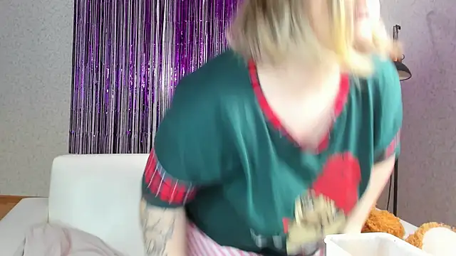 Snapshot of Seductive_She_Wolf chatting on February 15, 8:54 pm Seductive She Wolf online show from February 15, 8:54 pm