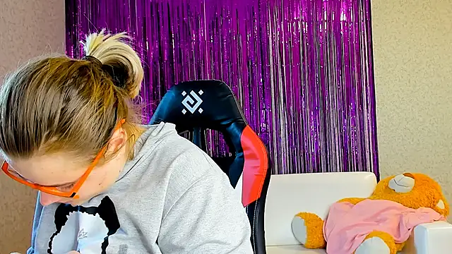 Snapshot of Seductive_She_Wolf chatting on March 7, 12:34 pm Seductive She Wolf online show from March 7, 12:34 pm