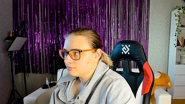 Snapshot of Seductive_She_Wolf chatting on March 17, 7:35 am Seductive She Wolf online show from March 17, 7:35 am