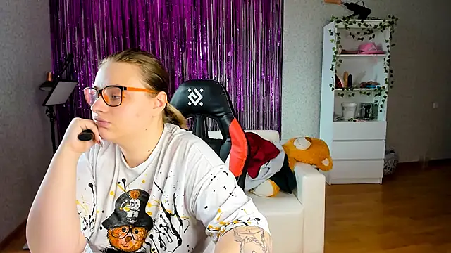 Snapshot of Seductive_She_Wolf chatting on March 18, 6:46 am Seductive She Wolf online show from March 18, 6:46 am