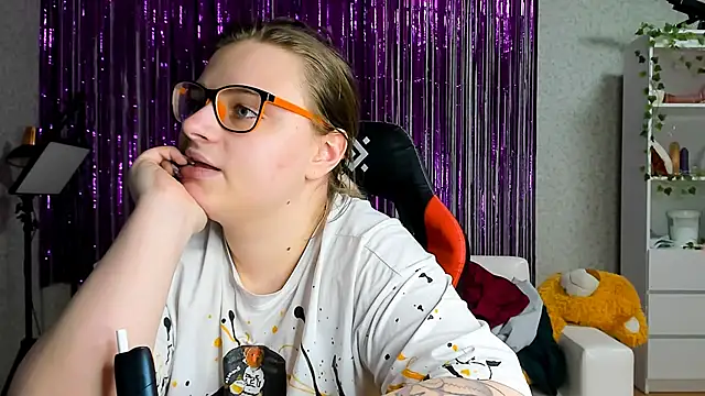 Snapshot of Seductive_She_Wolf chatting on March 18, 4:04 pm Seductive She Wolf online show from March 18, 4:04 pm