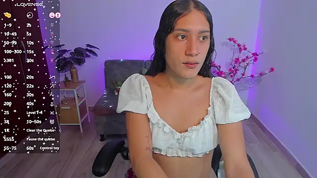 Snapshot of CamilaHarperr_ chatting on April 11, 9:57 am CamilaHarperr online show from April 11, 9:57 am