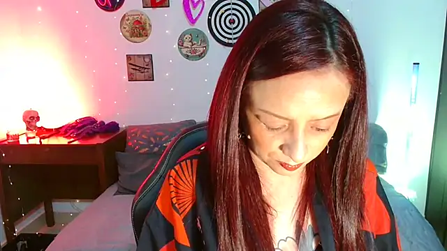Snapshot of catalinamommyx chatting on February 12, 2:06 am catalinamommyx online show from February 12, 2:06 am