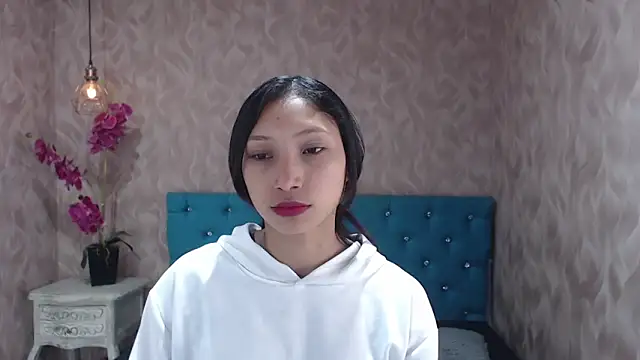 MadelineDoll online show from January 9, 1:13 pm