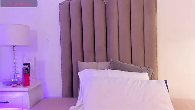 SamanthaFerrer   online show from February 6, 8:02 pm