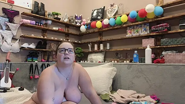 Snapshot of Kimberly-Caprice chatting on February 11, 11:32 am Kimberly-Caprice online show from February 11, 11:32 am
