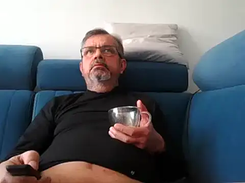 Snapshot of axecoman60 chatting on February 16, 11:27 am axecoman60 online show from February 16, 11:27 am