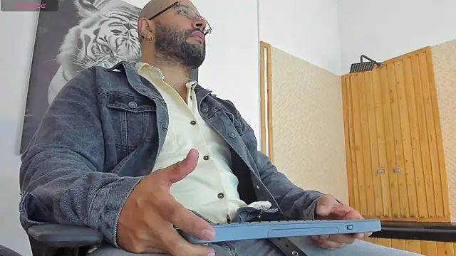 Snapshot of Luke__09 chatting on October 1, 11:05 am Luke  09 online show from October 1, 11:05 am