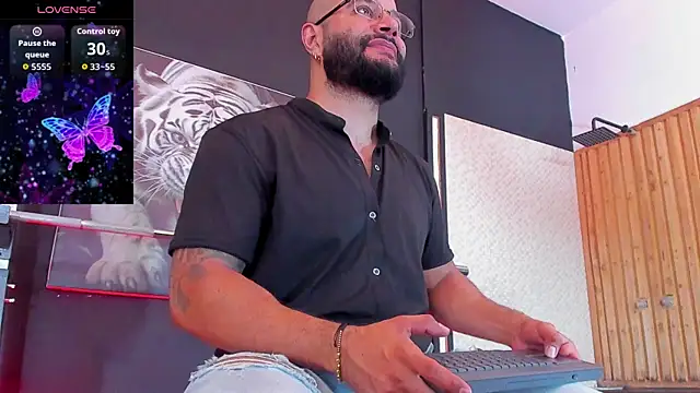 Snapshot of Luke__09 chatting on November 2, 11:23 am Luke  09 online show from November 2, 11:23 am