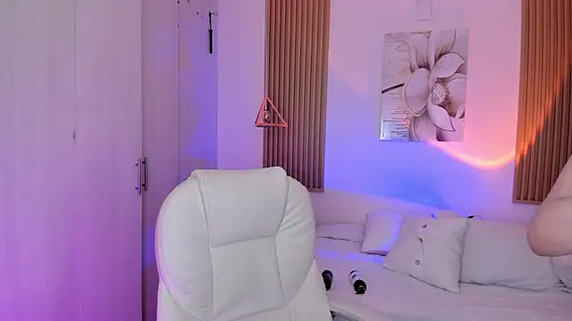 Snapshot of Kendall_Bunnyy chatting on March 6, 11:42 pm Kendall Bunnyy online show from March 6, 11:42 pm