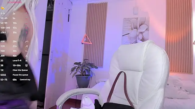 Snapshot of Kendall_Bunnyy chatting on March 17, 9:02 pm Kendall Bunnyy online show from March 17, 9:02 pm