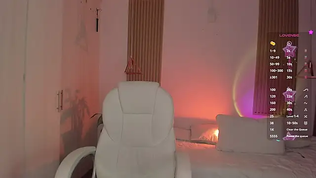 Snapshot of Kendall_Bunnyy chatting on October 13, 9:15 pm Kendall Bunnyy online show from October 13, 9:15 pm