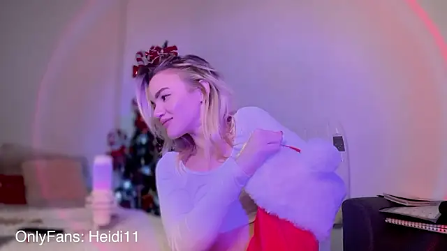 Snapshot of Heidi11 chatting on December 17, 8:10 pm Heidi11 online show from December 17, 8:10 pm